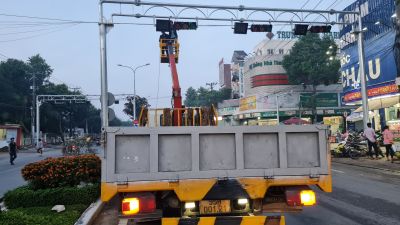 THI CÔNG LẮP ĐẶT ĐÈN GIAO THÔNG 3