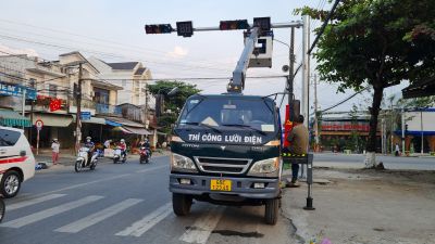 THI CÔNG LẮP ĐẶT ĐÈN GIAO THÔNG 4